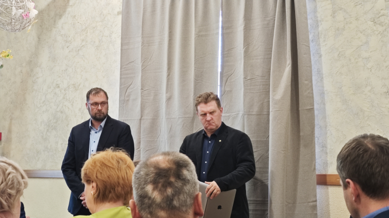 Deputāti Skaistkalnes tautas namā