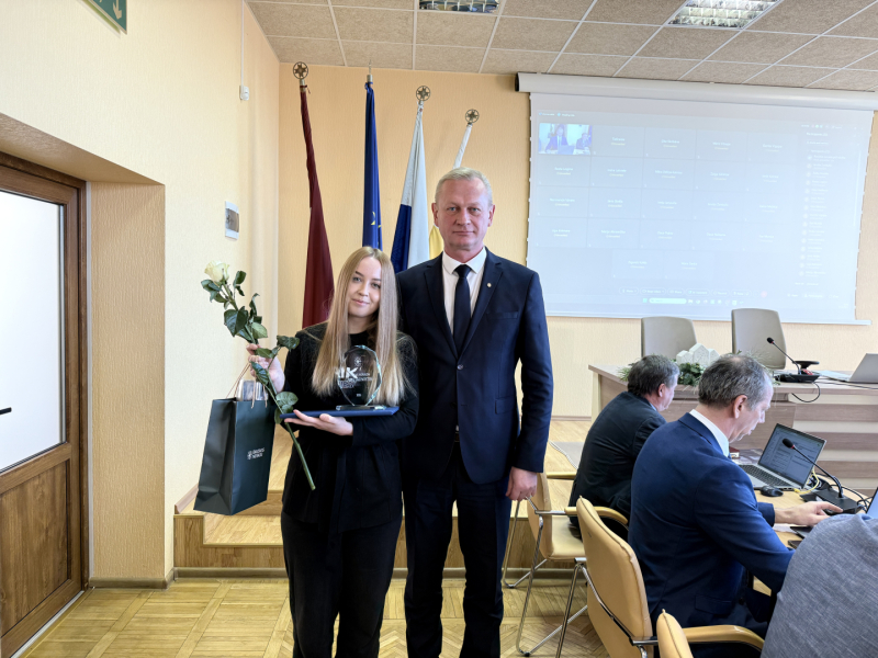 Gada jauniete Līva Puriņa un domes priekšsēdētājs Aivars Mačeks