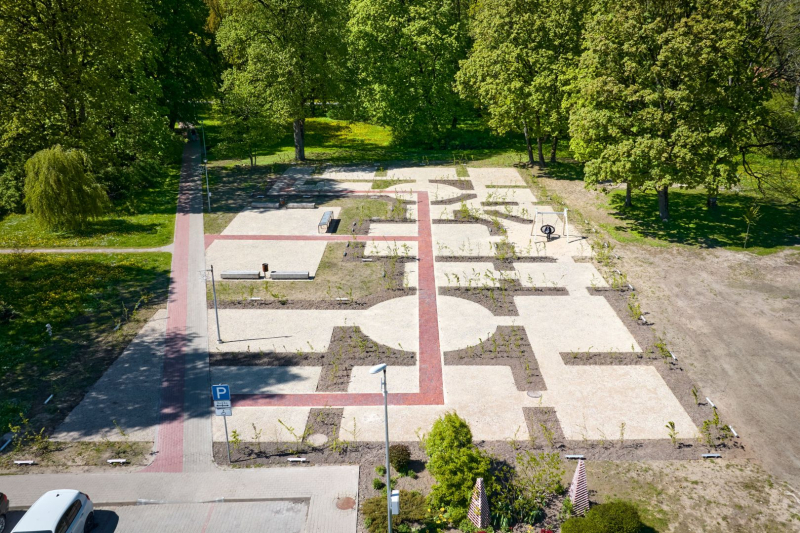 Zaļais labirints Iecavas muižas parkā ataino senās muižas pils un tās telpu kontūras. 