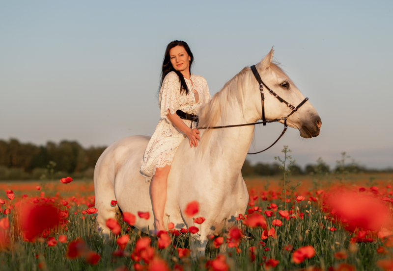 Parasti Irina Pimanova iemūžina citus, bet šoreiz kadrā ir viņa pati - ar dzīvnieku, kurš viņai tik daudz nozīmē. Foto: Elizabete Briede.