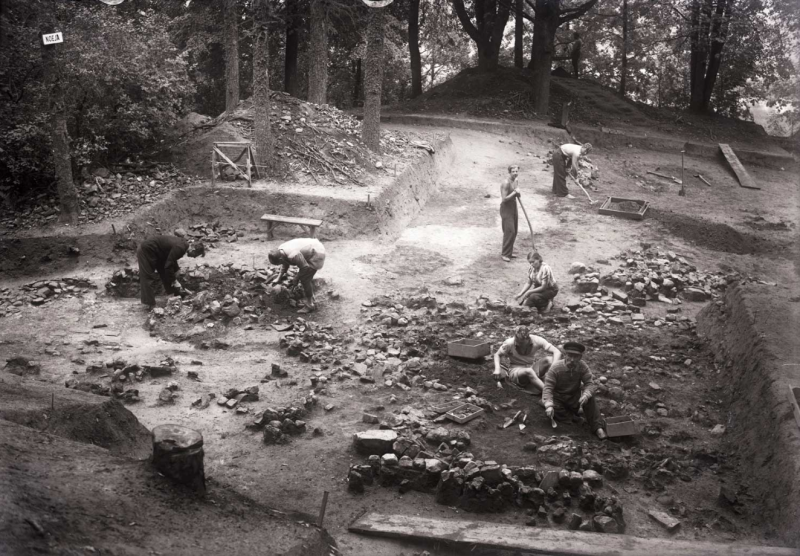 Arheoloģiskie izrakumi Mežotnes pilskalnā. 03.09.1938 (fotogrāfe Emīlija Freiberga. Avots: Latvijas Nacionālais vēstures muzejs)