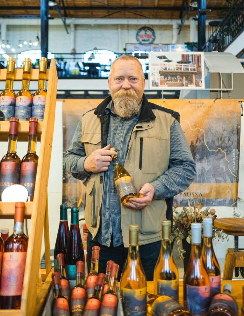 Vīna darītavas "Kaucis Creek Winery" īpašnieks Ģirts Miķelsons. Avots: Āgenskalna tirgus.