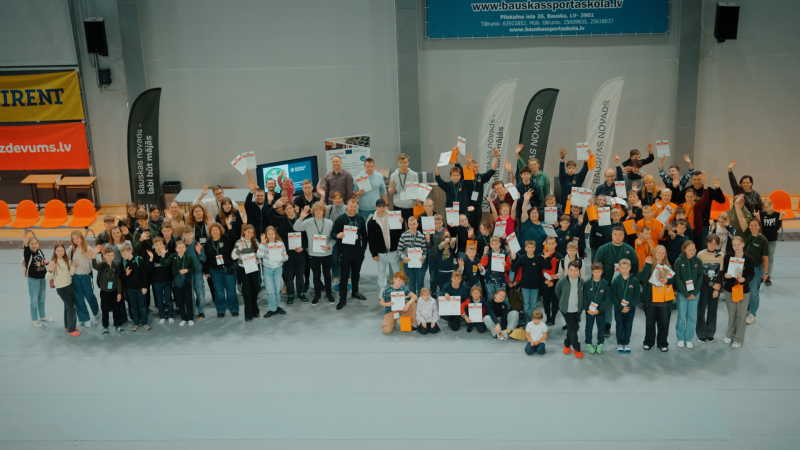 Robotikas sacensību dalībnieku kopbilde