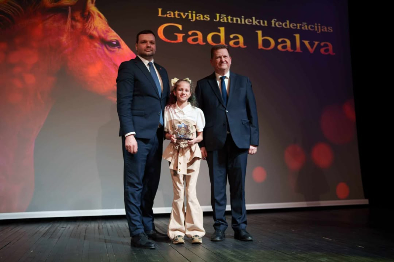 Paula Irbe saņem Latvijas jātnieku federācijas GADA balvu paralimpiskajā jāšanas sportā. Balvu pasniedz labklājības ministrs Reinis Uzulnieks un Latvijas Jātnieku federācijas prezidents Aivars Draudiņš.