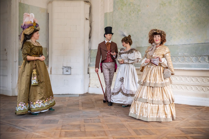 Svitenes pils svētku viesi Mazās muižas vēsturiski precīzi darinātajos tērpos