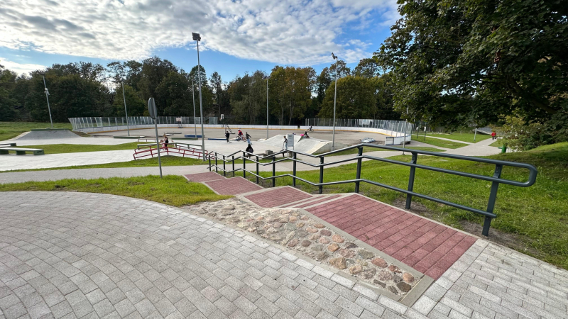 Ekspluatācijā nodota labiekārtotā zona pie Iecavas skeitparka