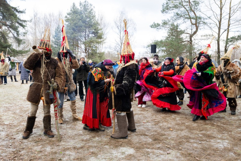 Zemgales budēļi un pelnu āži, Kurzemes ķekatas un miežvilki, Vidzemes dieviņi, Latgales Zīmyssvātku čyguoni un citi starptautiskajā masku tradīciju festivālā Bauskas novadā.