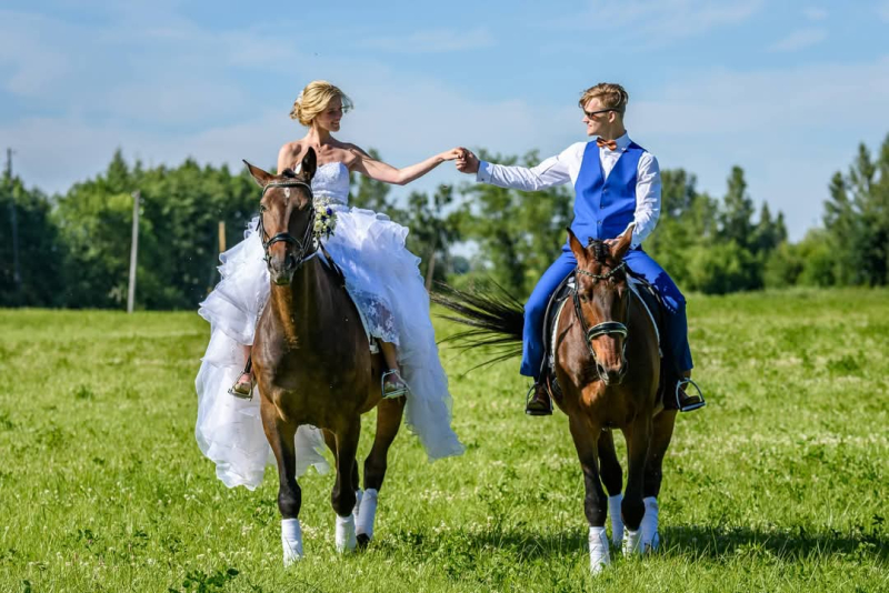 Vecākais dēls Matīss Rihards ar sievu Evu kāzu dienā
