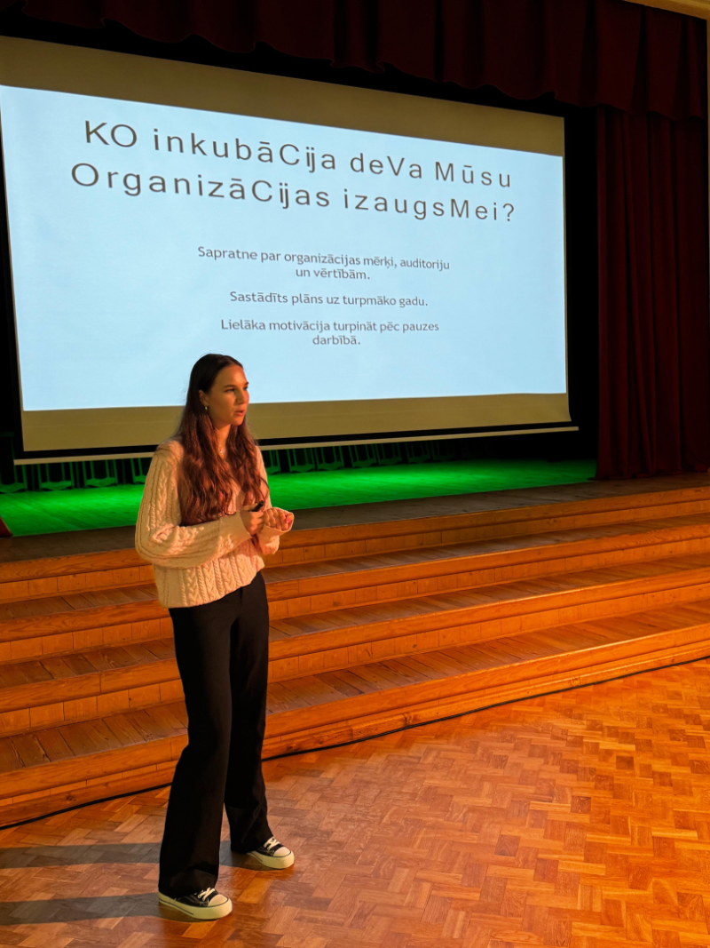 Poļina Ļadkova prezenē biedrības ieguvumus inkubatorā