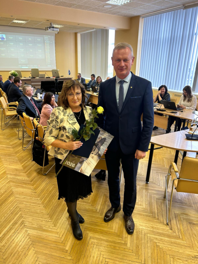 Atzinības raksts pasniegts Dzintrai Lasmanei-Fiksai