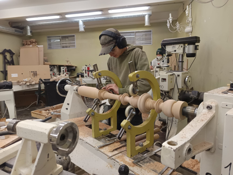 Rīgas Mākslas un mediju tehnikuma kokapstrādes nodaļā top altāris, kristību portāls, kancele un soli