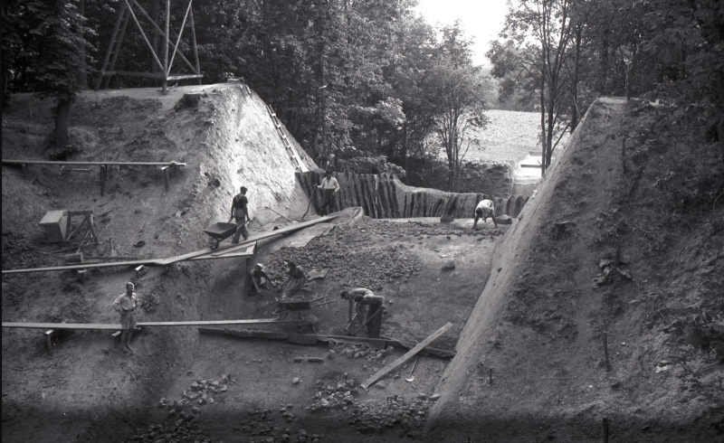 Pārrakums Mežotnes pilskalna valnī, 8. slānis. 1939. gads (fotogrāfs nezināms. Avots: Latvijas Nacionālais vēstures muzejs).