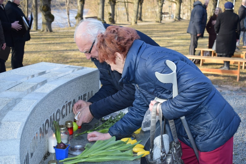 Bauskā piemin 1949. gadā deportētos un komunistiskā genocīda upuru piemiņas gadadienu