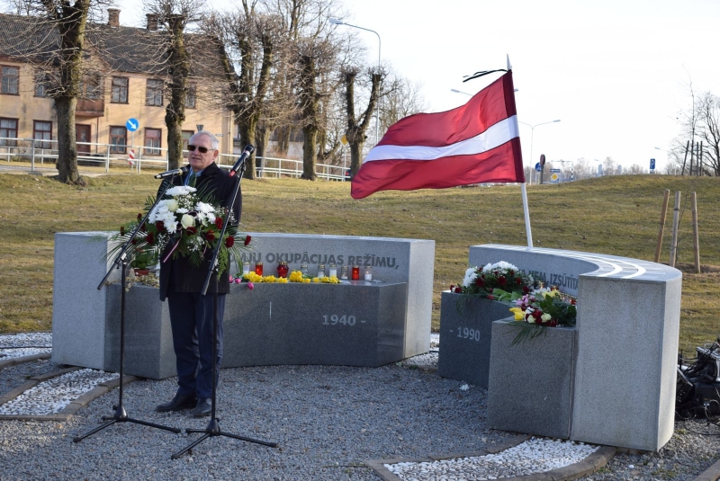 Bauskā piemin 1949. gadā deportētos un komunistiskā genocīda upuru piemiņas gadadienu