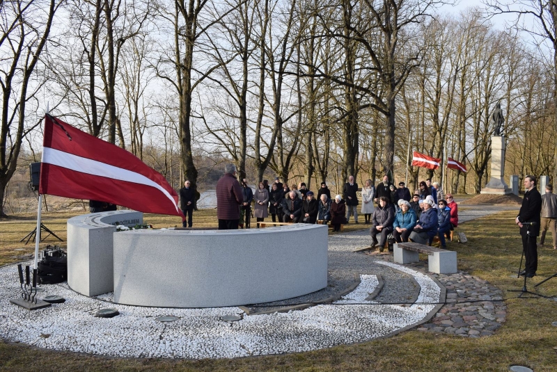 Bauskā piemin 1949. gadā deportētos un komunistiskā genocīda upuru piemiņas gadadienu