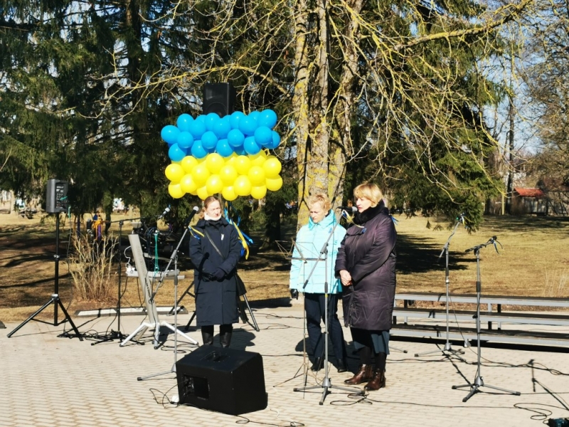 Simtiem novada iedzīvotāji vienojas atbalsta sarīkojumā Ukrainas tautai