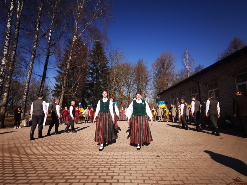 Simtiem novada iedzīvotāji vienojas atbalsta sarīkojumā Ukrainas tautai