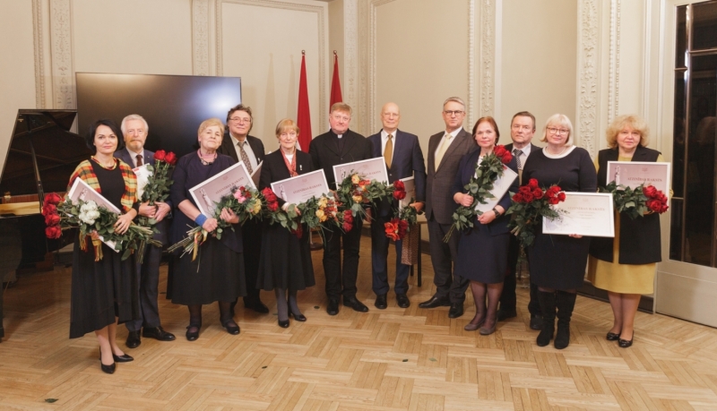 saņem Ministru kabineta un Kultūras ministrijas Atzinības rakstus