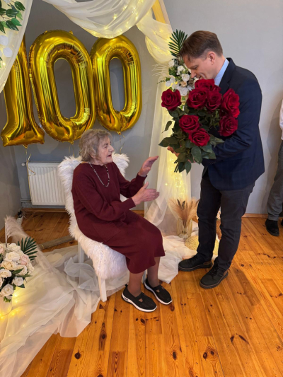 Sveic jubilejā ar ziediem