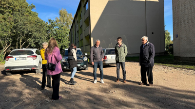 Paplašinātais automašīnu stāvlaukums Ozolu ielā 7