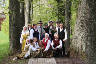 Bārbeles folkloras kopas "Tīrums" kopbilde