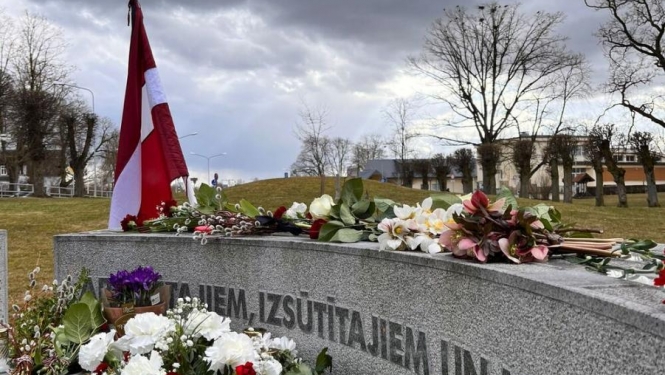 Bauskā piemin 1949. gadā deportētos un komunistiskā genocīda upuru piemiņas gadadienu