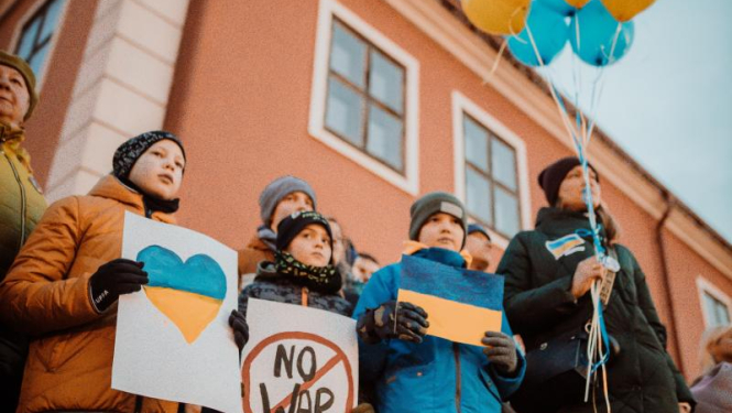 Simtiem Bauskas novada iedzīvotāji vienojas atbalsta mītiņā Ukrainas tautai