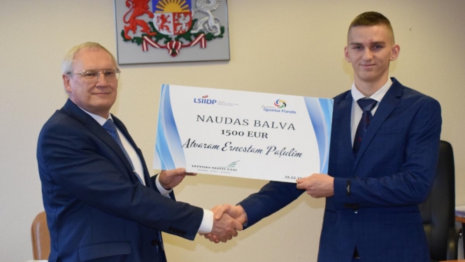 Bauskas BJSS sportists Atvars Ernests Paļulis saņem «Latvijas Valsts meži» naudas balvu