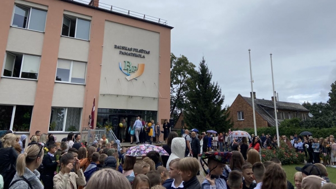 Bauskas pilsētas pamatskolā ieskandināts 1. septembris