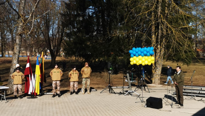 Simtiem novada iedzīvotāji vienojas atbalsta sarīkojumā Ukrainas tautai