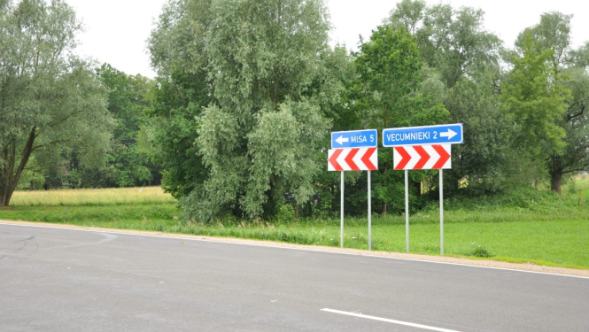 Svinīgi atklāts pārbūvētais ceļa posms