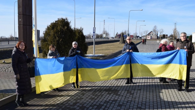 Grenctāles robežpunktā cilvēki pauž atbalstu Ukrainai
