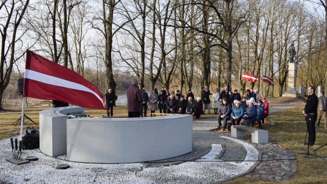 Bauskā piemin 1949. gadā deportētos un komunistiskā genocīda upuru piemiņas gadadienu
