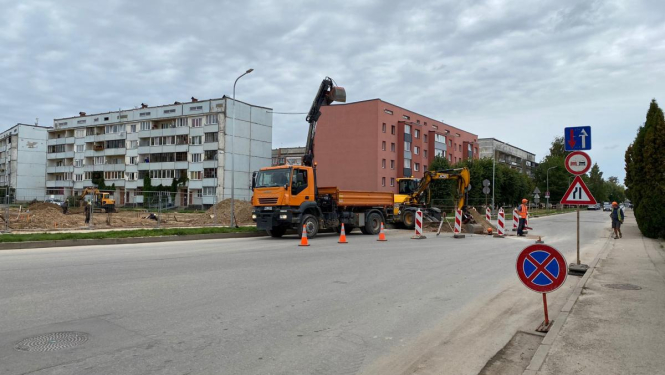 Salātu ielas 24 apkārtnē uzstādītas vairākas satiksmes organizācijas ceļazīmes