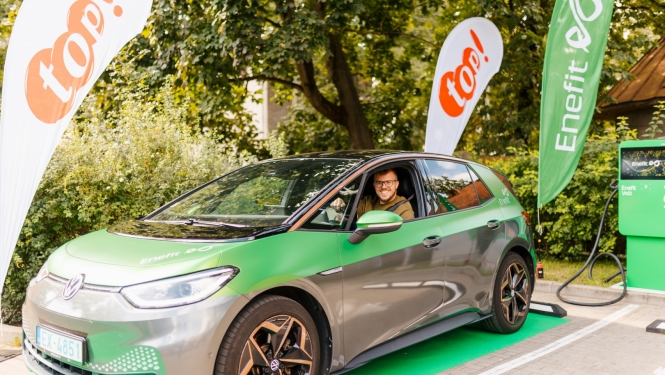 Elektrouzlāde pie top veikala