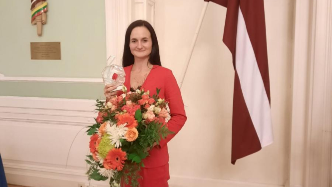 Bauskas Valsts ģimnāzijas skolotāja Lāsma Krastiņa saņem «Ekselences balvu 2021» par izcilu darbu inovatīva mācību procesa īstenošanā bioloģijā