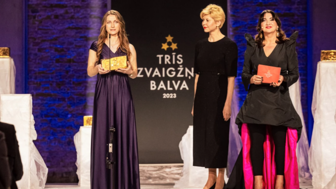 Aiva Aišpure saņem balvu