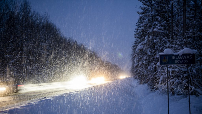 Sniegs un atkala uz autoceļiem