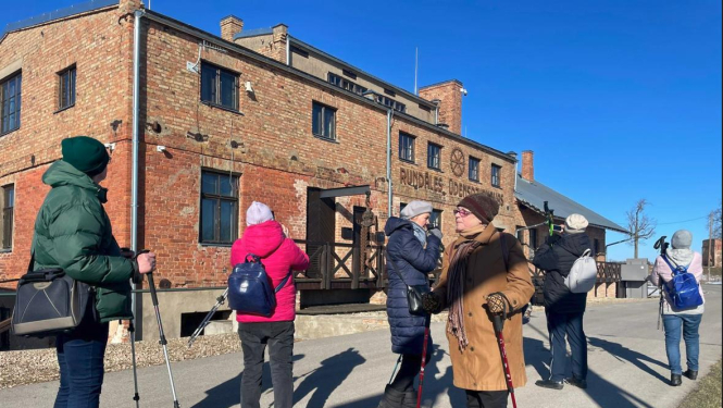 Seniori izrāda atsaucību un dodas pārgājienā