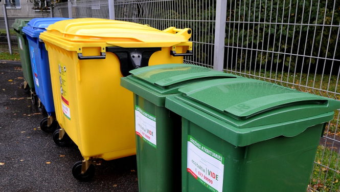 Apstiprina maksu par sadzīves atkritumu apsaimniekošanu