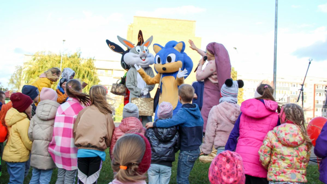 Bauskā atklāts jauns rotaļu laukums bērniem