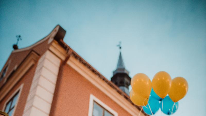 Simtiem Bauskas novada iedzīvotāji vienojas atbalsta mītiņā Ukrainas tautai