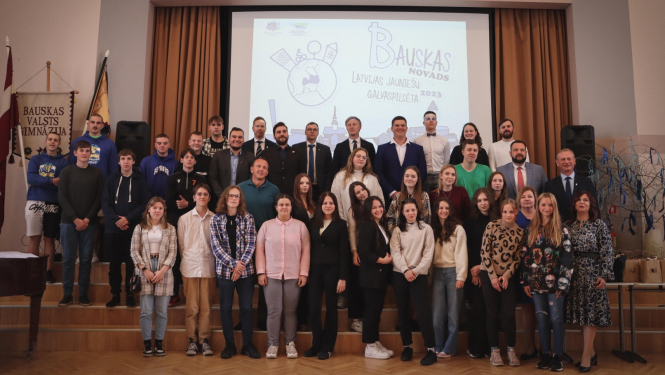 Saeimas deputāti un Bauskas jaunieši