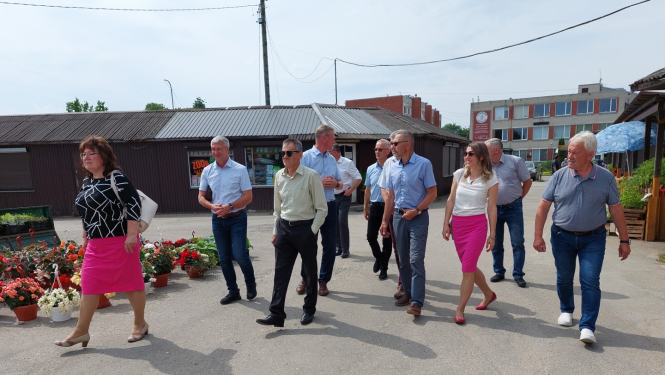 Deputāti Iecavas tirgū