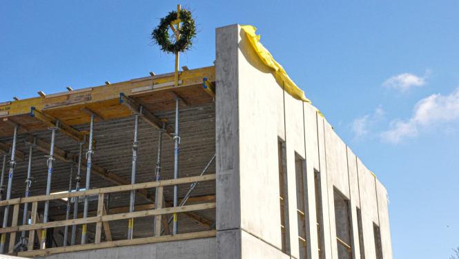 Nosvinēti Vecumnieku Mūzikas un mākslas skolas piebūves spāru svētki