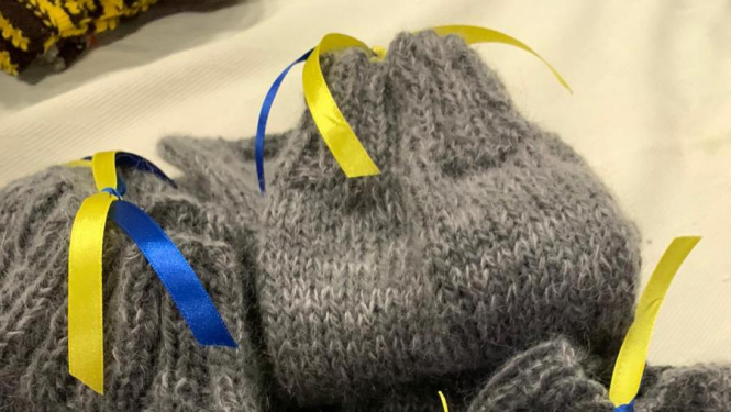 Akcija «Adījumi» ,kur rokdarbnieces saziedojušas 1900 kg zeķu, turpināsies līdz pat gada beigām