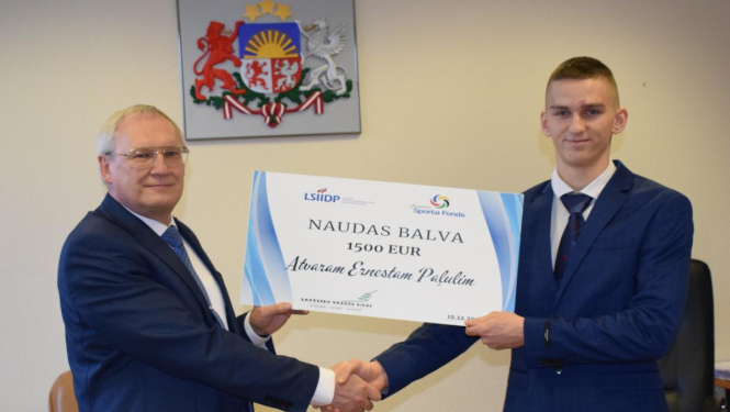 Bauskas BJSS sportists Atvars Ernests Paļulis saņem «Latvijas Valsts meži» naudas balvu