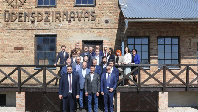 Pie viena sarunu galda ar uzņēmējiem ekonomikas ministrs un domes vadība