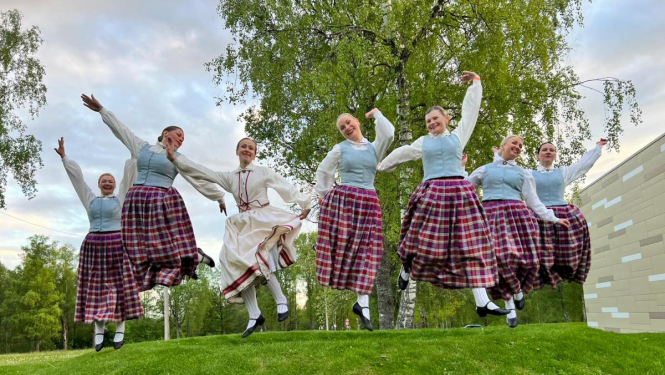 Dejotāji priecājas par jaunajiem tērpiem