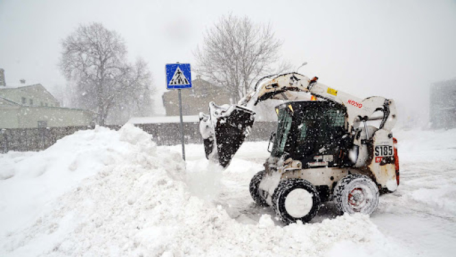 Bauskā notiek sniega grēdu izlīdzināšanas darbi
